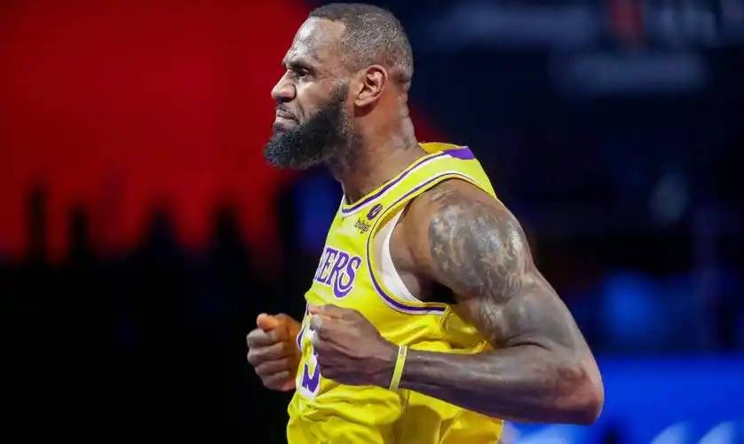 包含詹姆斯回归赛场，连败首场状态亮眼，巴黎圣日耳曼观众沸腾！的词条