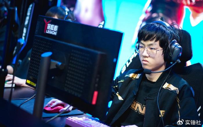 Rookie迎来五赛季高光表现，RNG球迷沸腾！